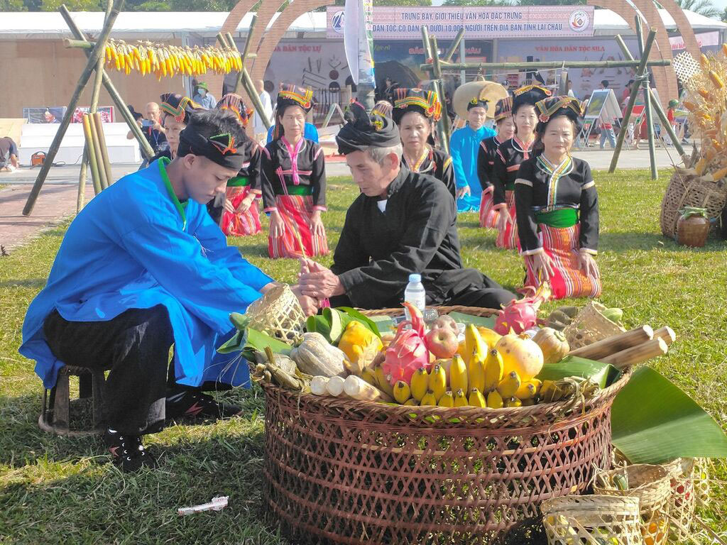Tết Ngô là dịp dân bản báo cáo với tổ tiên thành quả sau 1 năm lao động