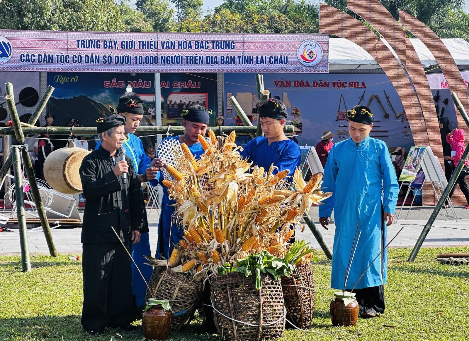 Thầy cúng thay mặt chủ nhà cúng lễ Tết Ngô