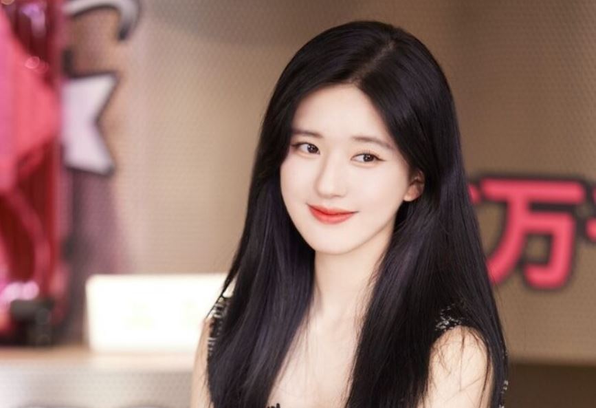 Tiểu sử Triệu Lộ Tư sinh năm 1998 tại Tứ Xuyên của Trung Quốc
