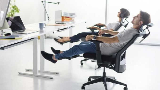 Cách ngủ trên ghế văn phòng thoải mái có thể kể đến như: Sử dụng thêm phụ kiện, ngả lưng ghế 155 độ