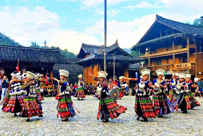 Không khí lễ hội cực kỳ sôi động với những điệu mưa đậm chất địa phương