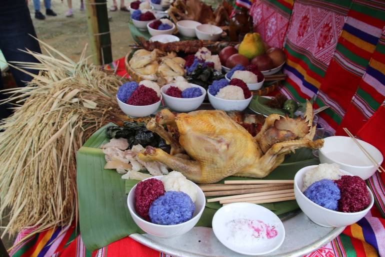 Thầy mo thay gia chủ cúng mừng cơm mới