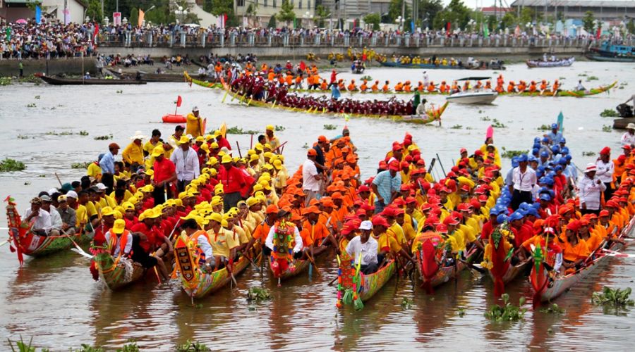 Cuộc thi đua Ghe Ngo trong hội Đút cốm dẹp
