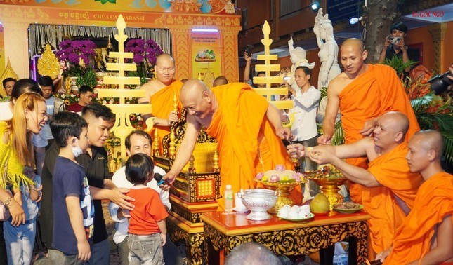 Lễ hội Ok Om Bok được tổ chức hàng năm bởi đồng bào Khmer