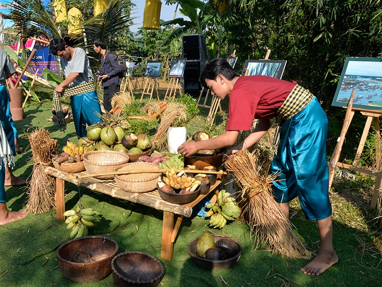 Mâm lễ Cúng trăng gồm nhiều nông sản địa phương