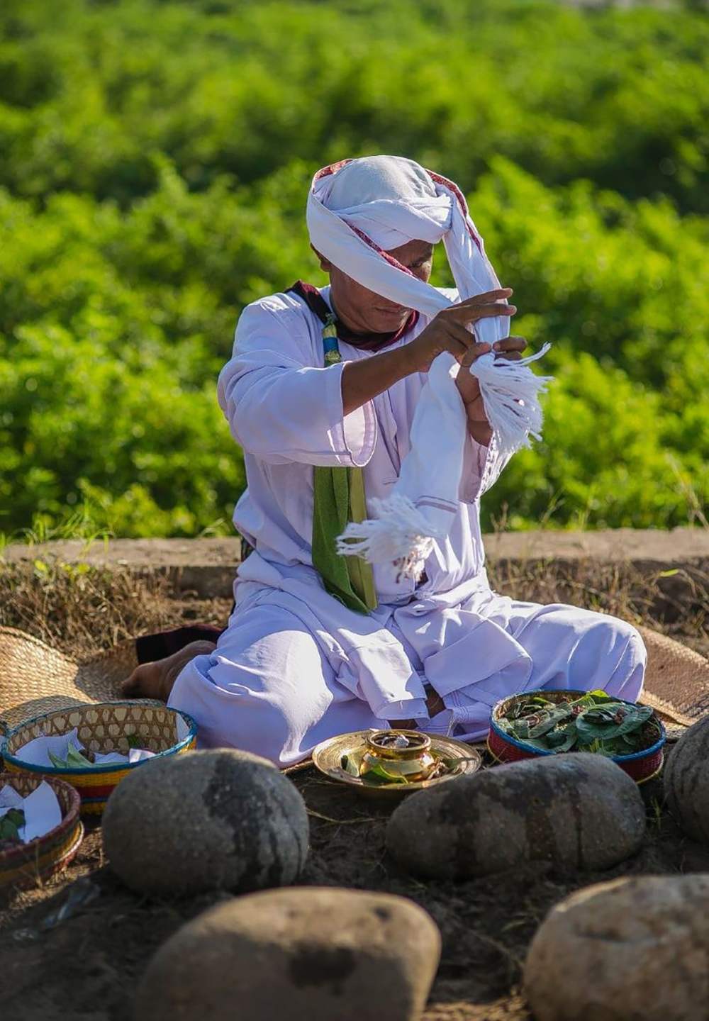Chủ tế thực hiện nghi lễ tảo mộ