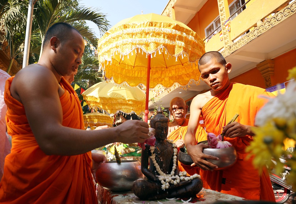 Nghi thức tắm tượng Phật tại lễ hội Chôl Chnăm Thmây