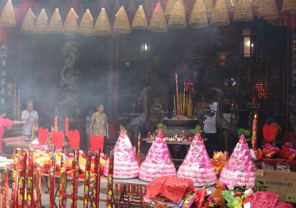 Lễ vật được chuẩn bị đầy đủ và trưng bày trang trọng