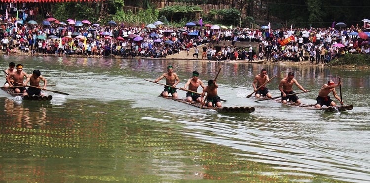Phần thi chèo bè trong khuôn khổ lễ hội Phài Lừa