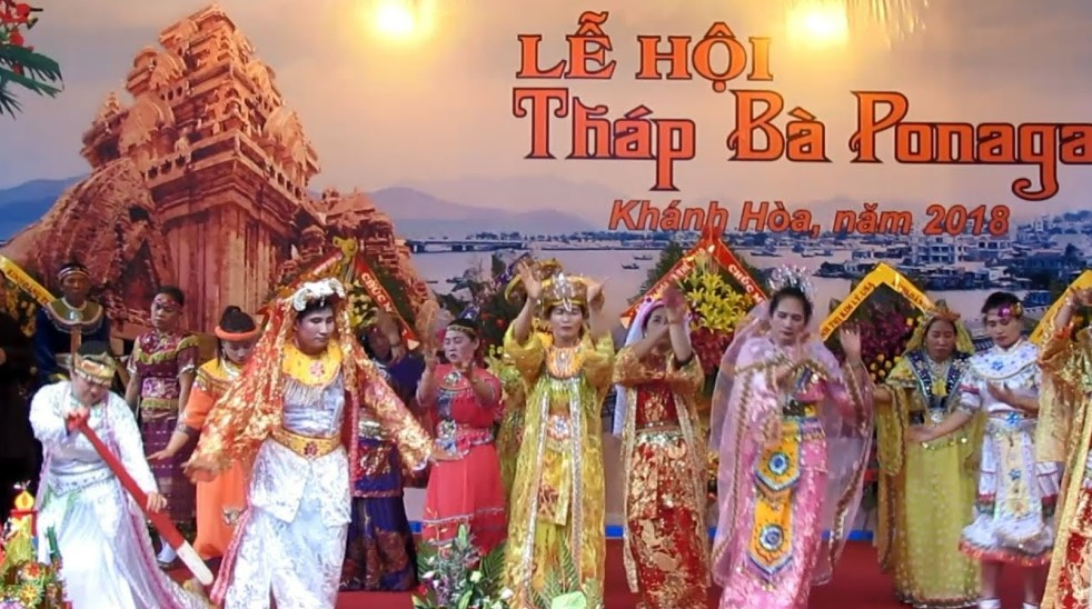 Hoạt động văn hóa của ngày hội lớn