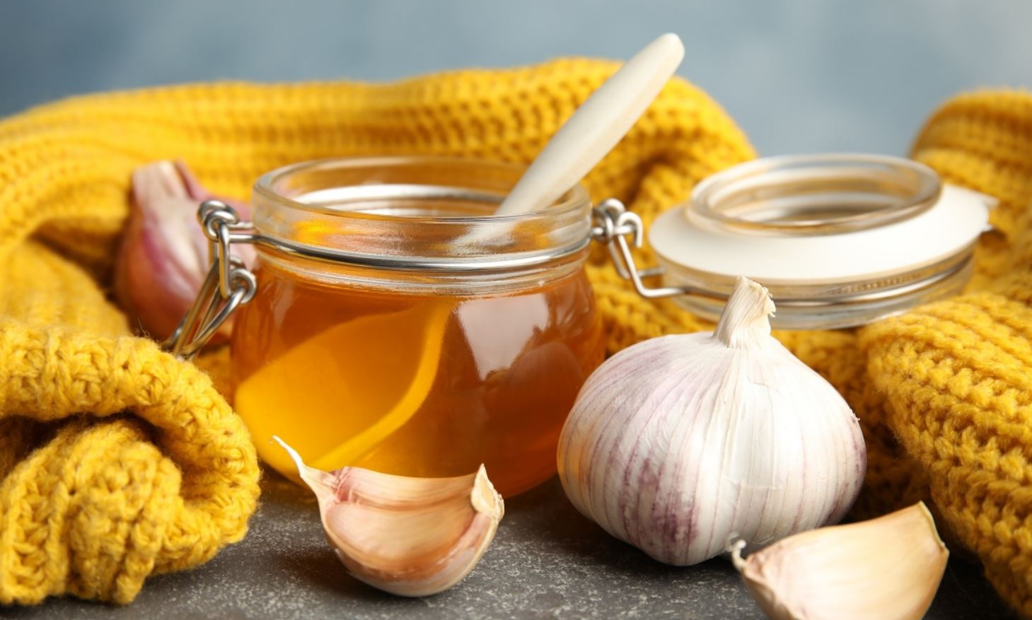 Tỏi ngâm mật ong giúp làm dịu cơn ho do cảm lạnh hiệu quả