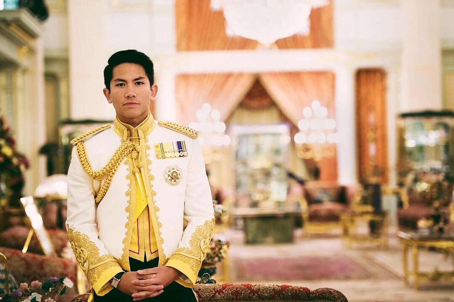 Tiểu sử Mateen tốt nghiệp Học viện Quân sự Hoàng gia Sandhurst (Anh)