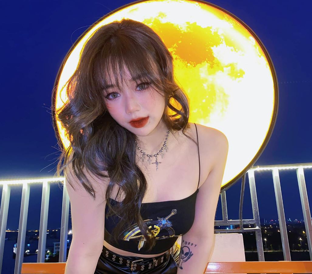 Tiểu sử Poppy Nguyễn có tên thật là Nguyễn Thùy sinh ngày 18/5/2001 tại Hà Nội