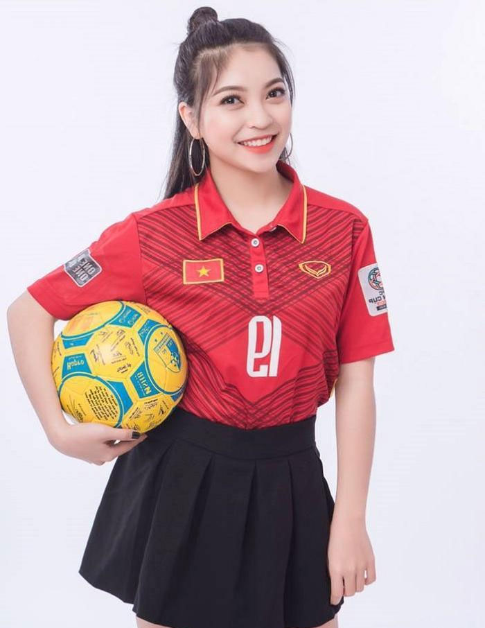 Nhật Lê bước vào showbiz dễ dàng nhờ tiếng tăm Quang Hải