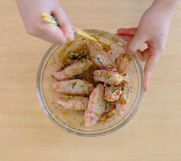 Cách làm cánh gà nướng đơn giản mà lại thơm ngon