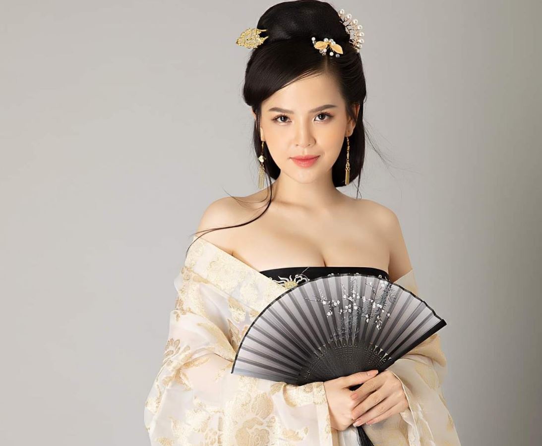 Tiểu sử Phi Huyền Trang sinh ngày 16 tháng 10 năm 1988 tại tỉnh Hải Phòng, Việt Nam
