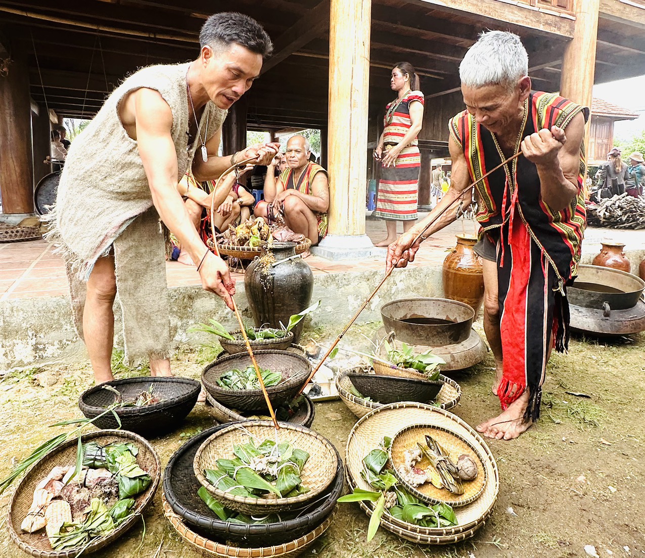 Lễ cúng Trỉa lúa thu hút đông đảo người dân tham gia