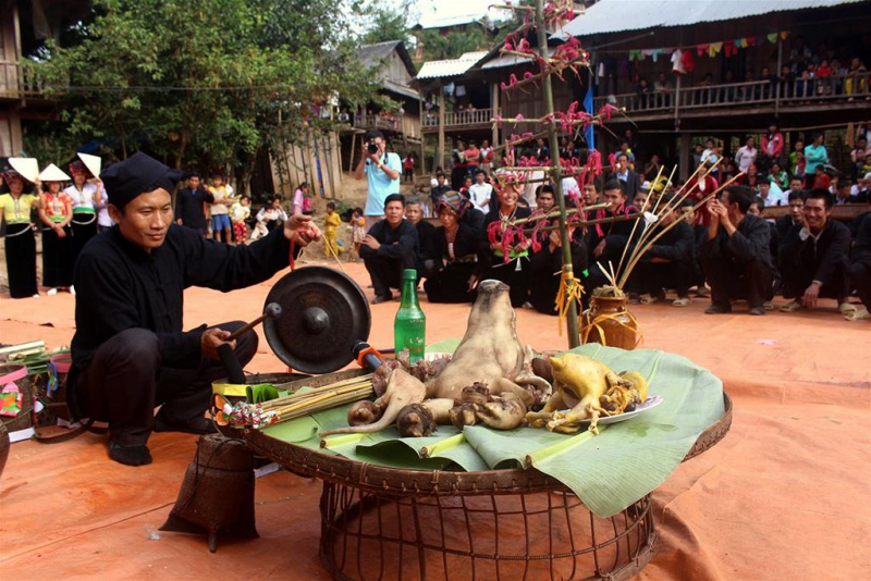 Thầy mo thay mặt dân bản chủ trì lễ hội Nào Cống