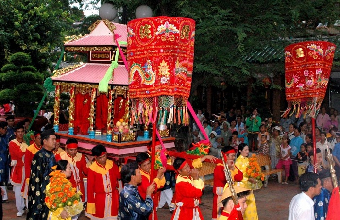 Nghi thức rước nước trong hội Dinh Bà Ông Lang