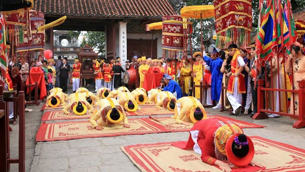 Đội nữ tế thực hiện nghi thức dâng hương tại lễ hội Võng La