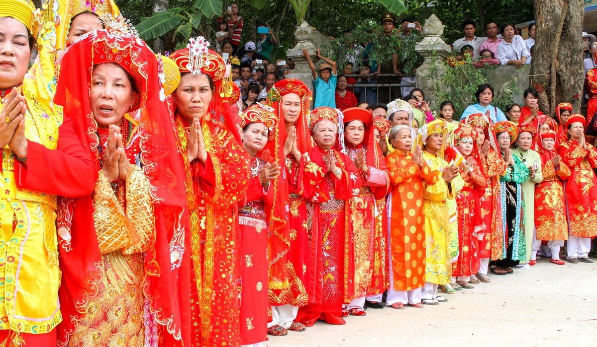 Đội tế lễ mặc áo ngự bình, khăn chầu thực hiện nghi lễ nghinh thần