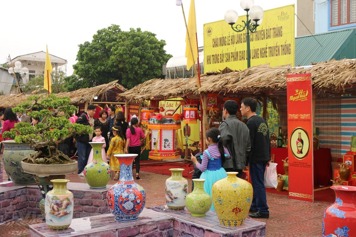 Gian hàng trưng bày sản phẩm gốm sứ trong lễ hội làng nghề Bát Tràng