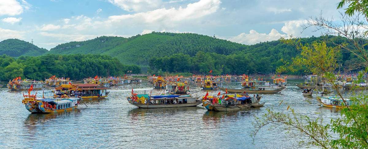 Nghi thức nghinh thần trong lễ điện Hòn Chén