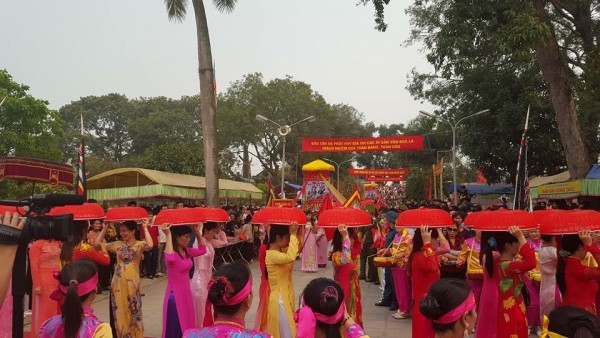 Nghi thức dâng bánh trôi trong hội đền Hát Môn truyền thống
