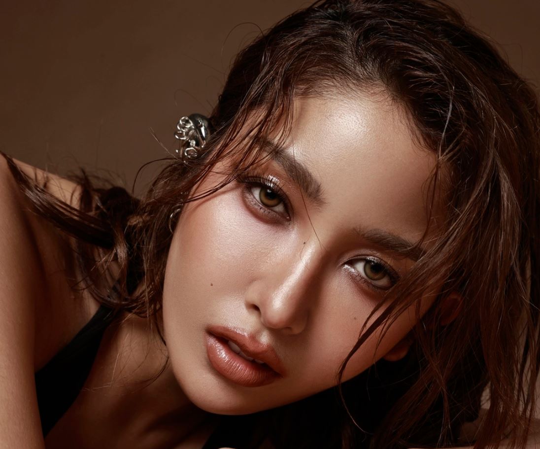 Tiểu sử Angela Ploy sinh năm 1983 và mang trong mình 4 dòng máu lai Việt, Thái, Lào, Đức