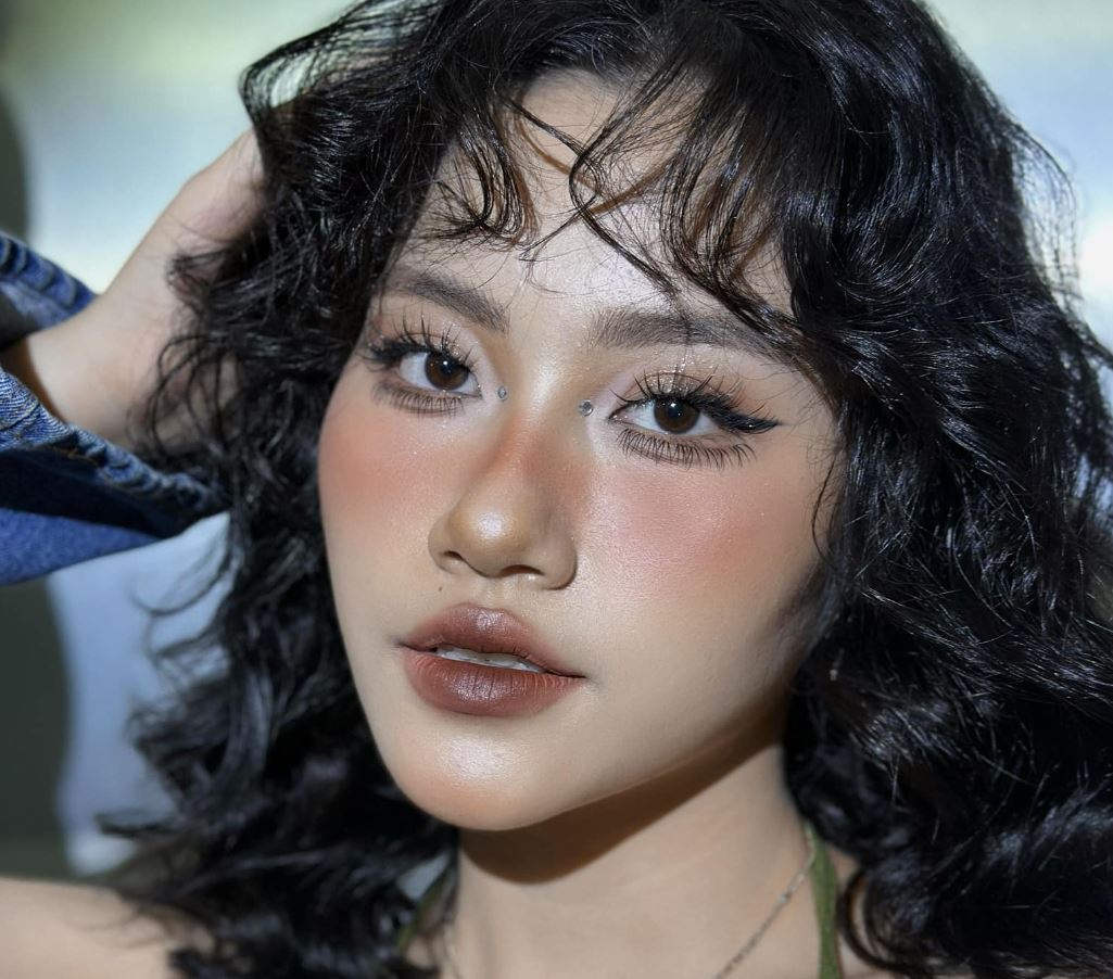 Tiểu sử Dung Doll có tên thật là Trương Ngọc Mỹ Dung sinh ngày 02/06/1996 tại Hà Nội