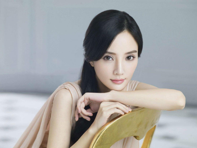 Tiểu sử Lý Tiểu Lộ xuất thân trong gia đình nghệ thuật có tầm ảnh hưởng lớn ở Trung Hoa