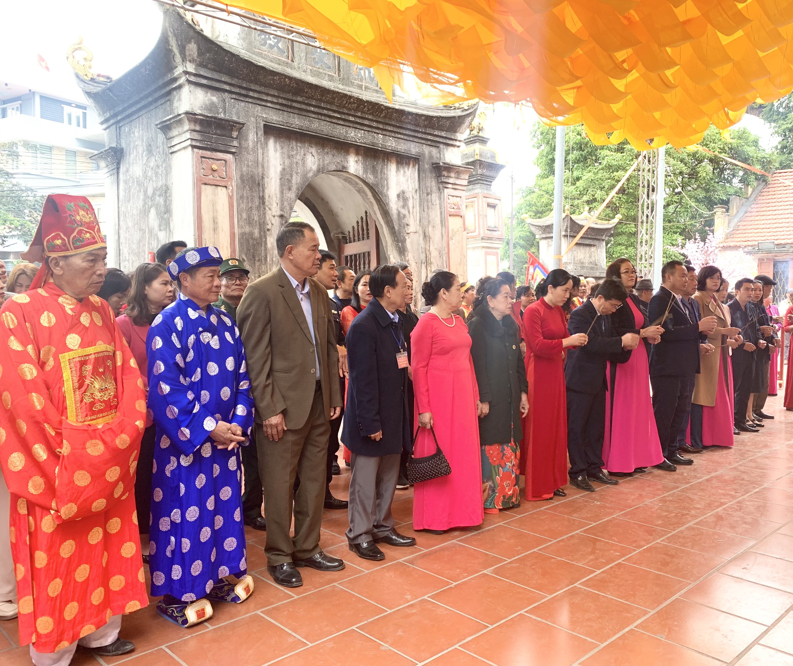 Các đại biểu dâng hương kính lễ tại lễ hội đền Trần Quốc Bảo