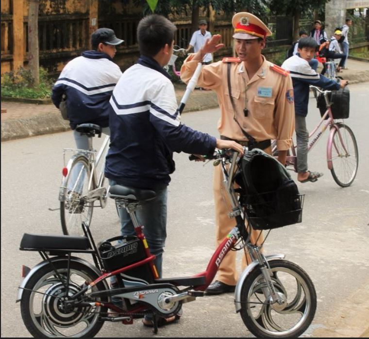 Điều khiển phương tiện xe đạp, xe đạp máy không đội mũ bảo hiểm có thể bị xử phạt