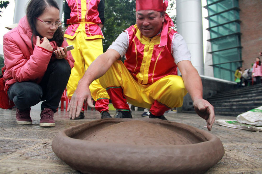Lễ hội đánh pháo đất được tổ chức hàng năm ngày 3 tháng 8 âm lịch