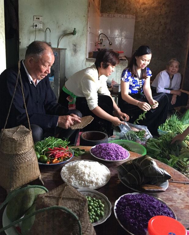 Người Thái chuẩn bị mâm cúng trong Tết Xíp Xí