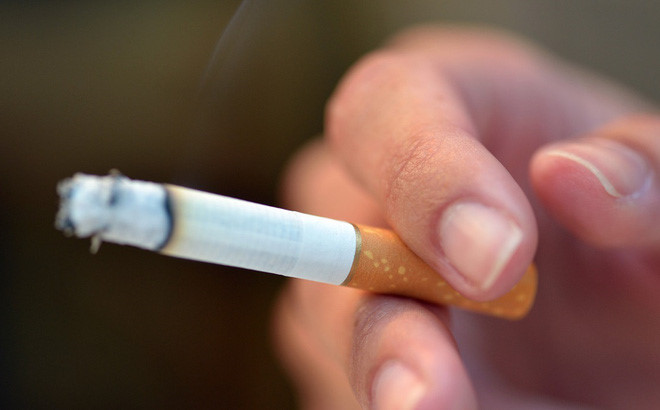 Nicotine có trong thuốc lá là hung thủ làm bạc tóc