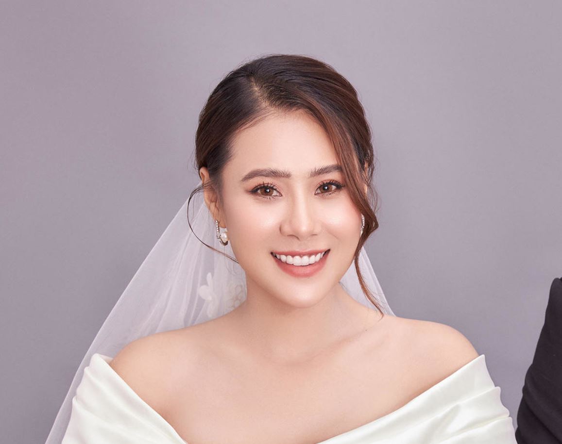 Tiểu sử Hồ Bích Trâm xuất thân trong gia đình không mấy khá giả, người thân ly tán