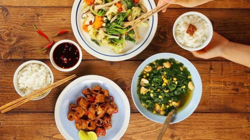 Đến với lễ hội Trai Đàn Sùng Hưng du khách có thể thưởng thức mâm chay do Phật tử chế biến