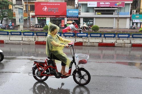 Đi xe đạp điện trời mưa nên chú ý tập trung quang sát, chọn tư thế ngồi phù hợp