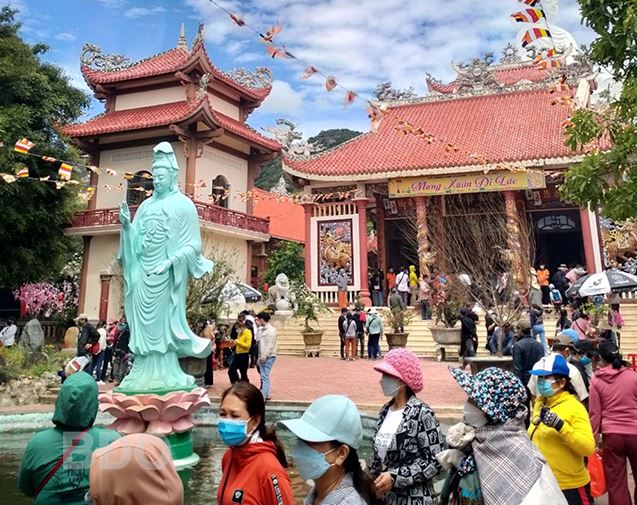 Phật tử ghé thăm, dâng hương ở lễ hội chùa Ông Núi