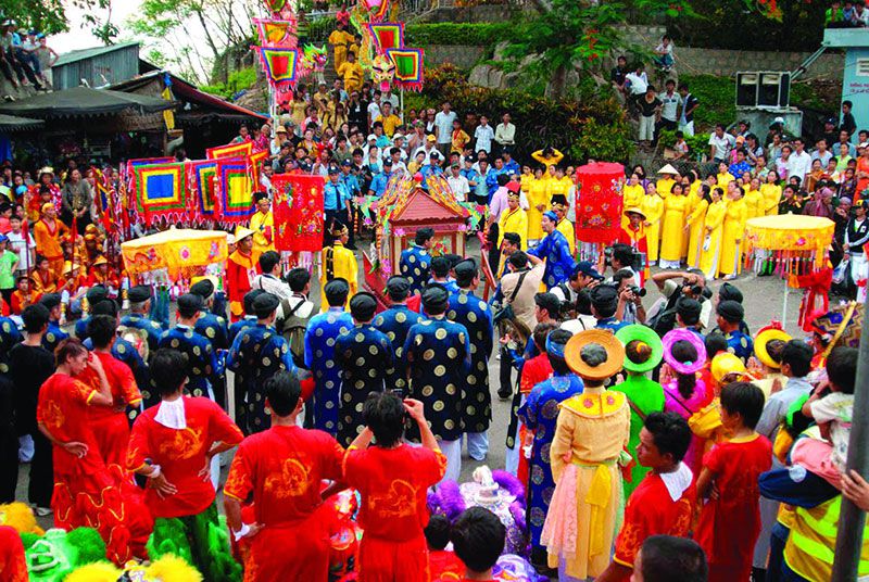 Lễ hội Miếu Bà Ngũ Hành thu hút đông đảo người dân tham dự