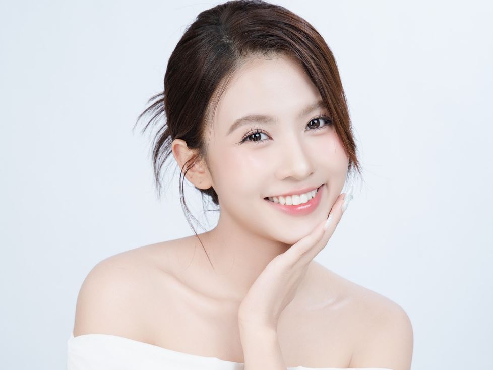 Tiểu sử Tiktoker Hường Bear nổi tiếng với những bức hình mặc áo dài trắng trong buổi chào cờ