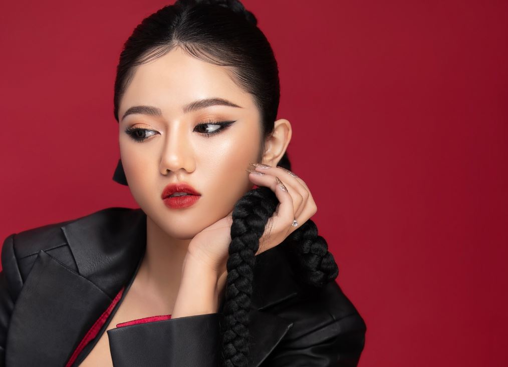 Tiểu sử Ý Nhi từng đăng Video review quán ốc của nam Streamer nổi tiếng Xemesis