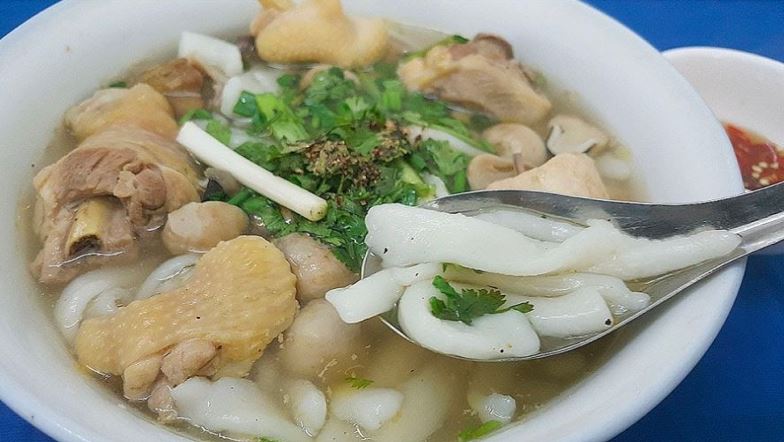 Bánh canh bột xắt được chế biến thủ công từ bột gạo