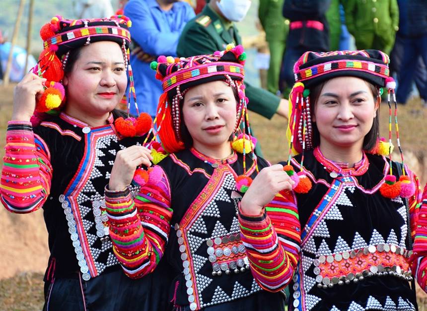 Các cô gái Hà Nhì trong bộ đồ truyền thống tham gia lễ hội Ga Tho Tho