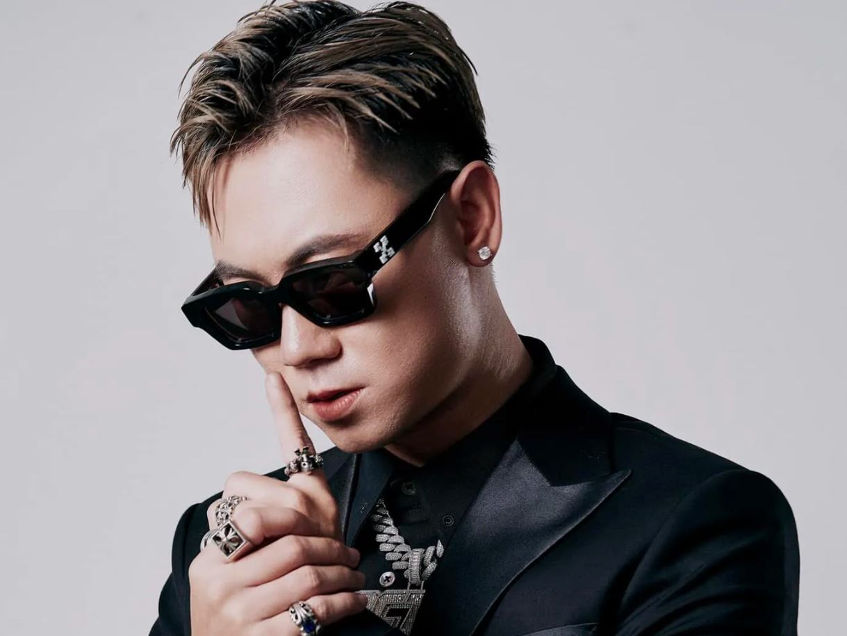 Tiểu sử Huỳnh Công Hiếu lấy nghệ danh là Dick sinh ngày 19/11/1993 tại TpHCM