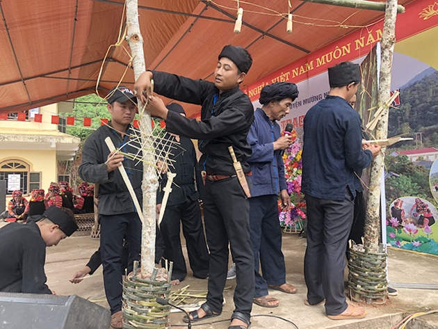 Đấng mày râu trang trí cột đầu bản trong lễ Gạ ma thú