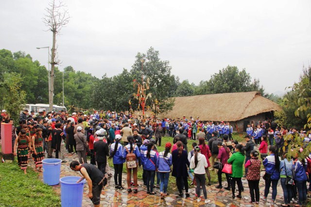Lễ hội gắn kết cộng đồng thu hút đông đảo bà con tham gia