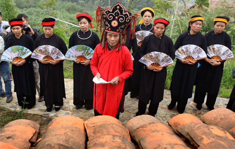 Thầy bụt cùng 12 nàng Trăng làm lễ ở miếu Thổ Công