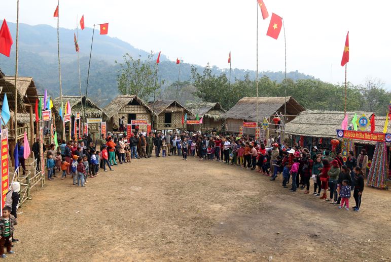Dựng trại mô phỏng kiến trúc nhà ở trong hội Đền Pu Nhạ Thầu